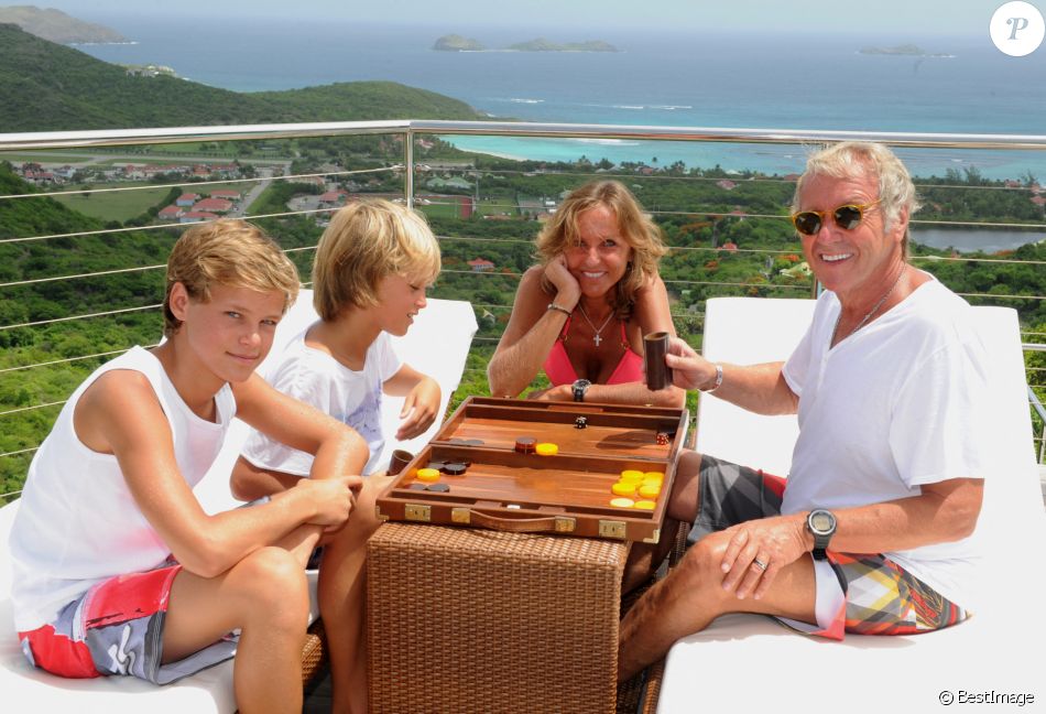 Exclusif - Yves Rénier pose avec sa femme Karin et leurs fils Jules et Oscar dans leur maison de Saint-Barthélémy