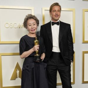 Brad Pitt, Yuh-Jung Youn (Meilleure actrice dans un second rôle pour le film "Minari") - Pressroom - 93ème cérémonie des Oscars dans la gare Union Station à Los Angeles, le 25 avril 2021.