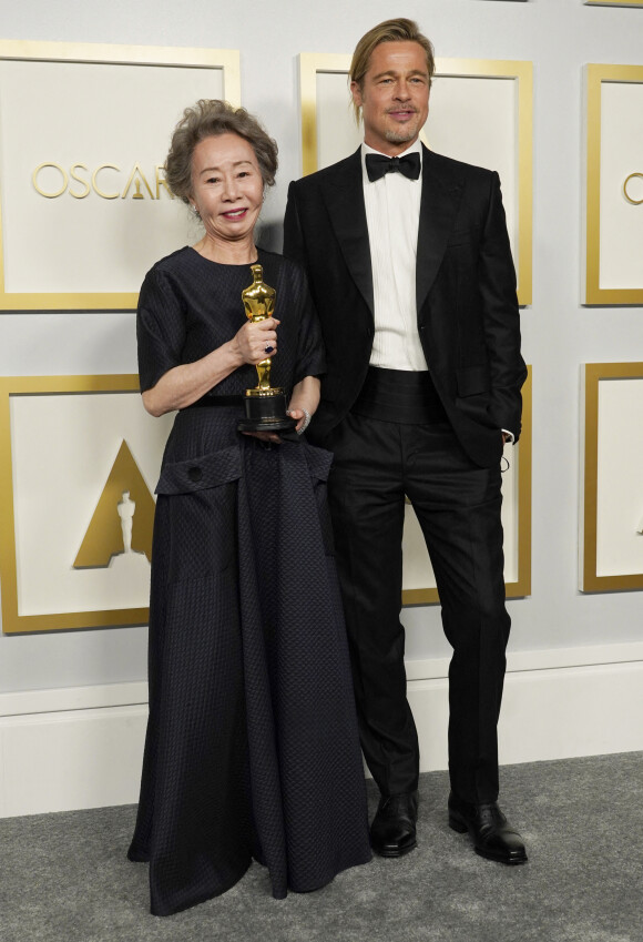 Brad Pitt, Yuh-Jung Youn (Meilleure actrice dans un second rôle pour le film "Minari") - Pressroom - 93ème cérémonie des Oscars dans la gare Union Station à Los Angeles, le 25 avril 2021.