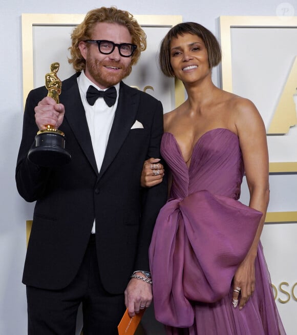 Erik Messerschmidt (Oscar de la Meilleure Photographie pour "Mank"), Halle Berry - Pressroom - 93ème cérémonie des Oscars dans la gare Union Station à Los Angeles, le 25 avril 2021.
