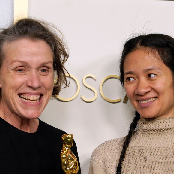 Frances McDormand (Oscar de la meilleure actrice pour le film "Nomadland"), Chloe Zhao (Oscar du Meilleur film pour "Nomadland") - Pressroom - 93ème cérémonie des Oscars dans la gare Union Station à Los Angeles, le 25 avril 2021.