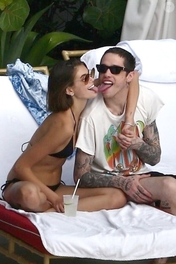 Kaia Gerber et son compagnon Pete Davidson vivent la parfait amour. Le coupe a été vu s'embrassant à de multiples reprises au bord d'une piscine à Miami le 23 novembre 2019. Le couple est à Miami pour assister au mariage d'un ami.