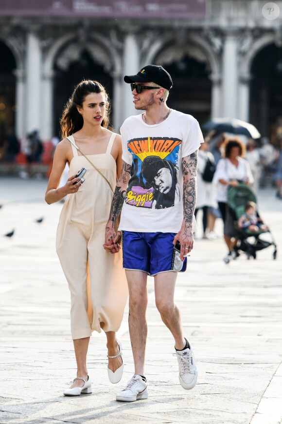 Margaret Qualley et son compagnon Pete Davidson se promènent dans les rues de Venise lors de la 76e édition du festival du film de Venise, La Mostra, le 2 septembre 2019.