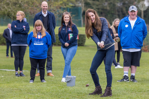 Catherine (Kate) Middleton, duchesse de Cambridge lors d'une visite au projet "Cheesy Waffles" au centre Belmont Community à Durham, Royaume Uni, le 27 avril 2021.