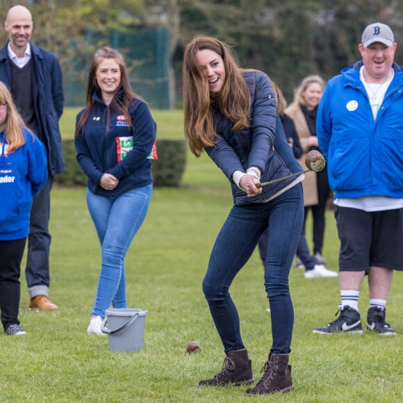 Catherine (Kate) Middleton, duchesse de Cambridge lors d'une visite au projet "Cheesy Waffles" au centre Belmont Community à Durham, Royaume Uni, le 27 avril 2021.