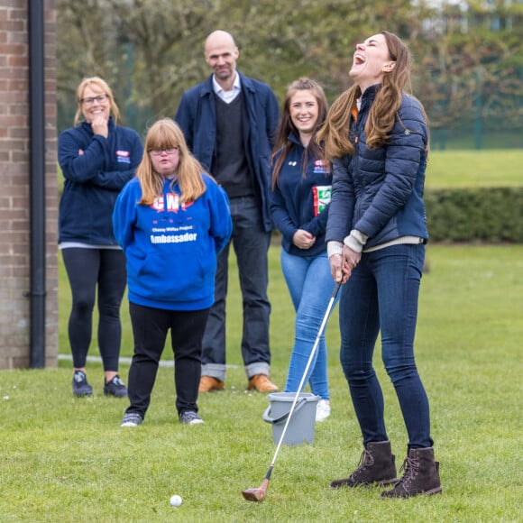 Catherine (Kate) Middleton, duchesse de Cambridge lors d'une visite au projet "Cheesy Waffles" au centre Belmont Community à Durham, Royaume Uni, le 27 avril 2021.