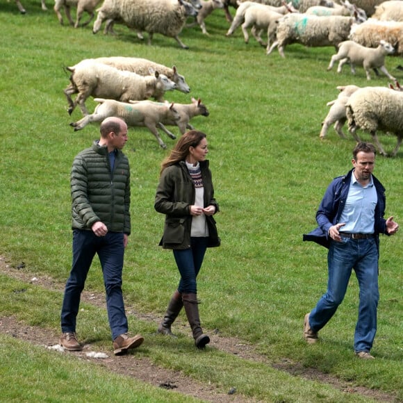 Le prince William, duc de Cambridge, et Catherine (Kate) Middleton, duchesse de Cambridge, visitent la ferme du manoir à Little Stainton, Royaume Uni, le 27 avril 2021.