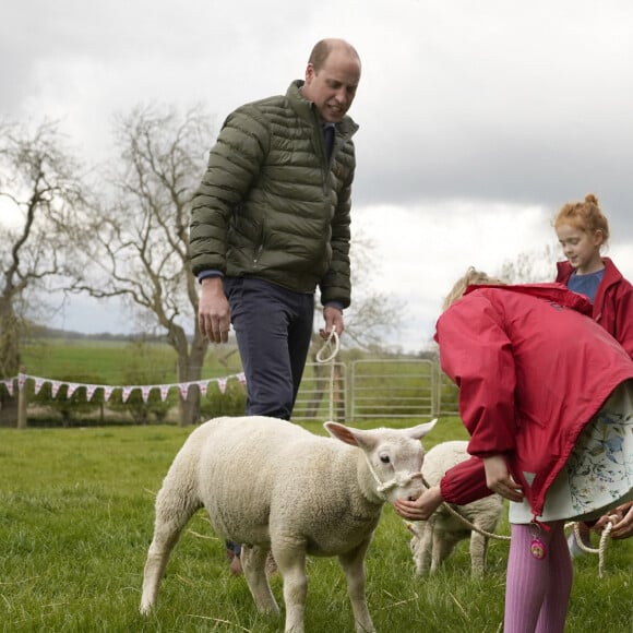 Le prince William, duc de Cambridge, et Catherine (Kate) Middleton, duchesse de Cambridge, visitent la ferme du manoir à Little Stainton, Royaume Uni, le 27 avril 2021.