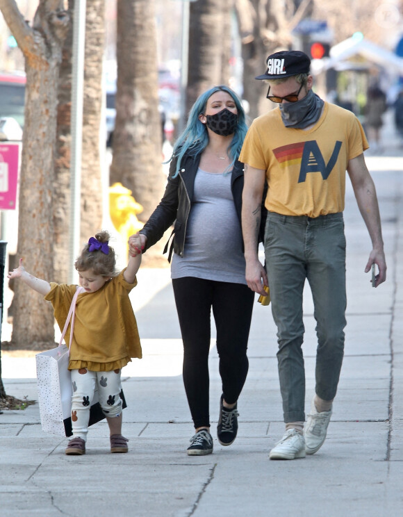 Hilary Duff enceinte et son mari Matthew Koma font du shopping avec leur fille Banks à Studio City.