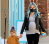 Hilary Duff enceinte fait du shopping avec sa fille Banks à Studio City le 13 mars 2021.