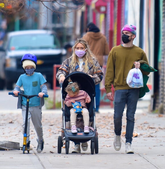 Exclusif - Hilary Duff enceinte se promène avec son mari Matthew Koma, son fils Luca et leur fille Banks Violet Bair dans les rues de New York, le 29 novembre 2020.