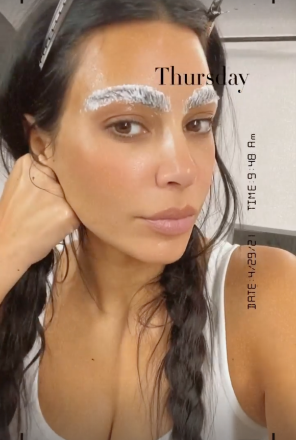 Kim Kardashian s'est décolorée les sourcils. Le 29 avril 2021.