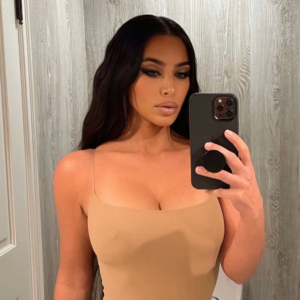Kim Kardashian, redevenue brune après sa séance photo. Avril 2021.