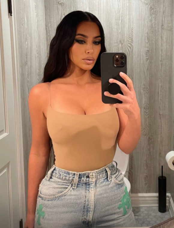 Kim Kardashian, redevenue brune après sa séance photo. Avril 2021.