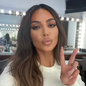 Kim Kardashian s'est temporairement transformée pour un shooting. Elle a dévoilé l'étonnant résultat sur Instagram.