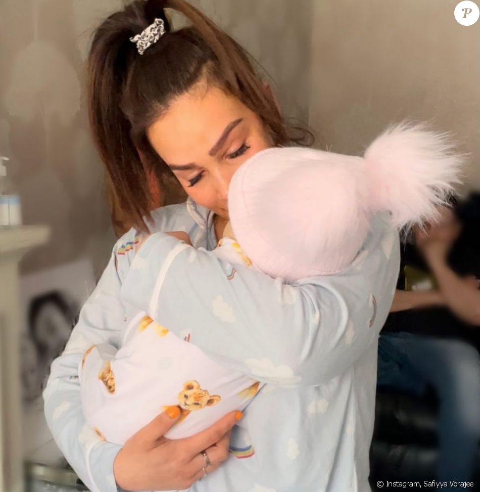 Safiyya Vorajee, compagne d'Ashley Cain et maman de la défunte Azaylia, honore la mémoire de sa fille. Avril 2021.