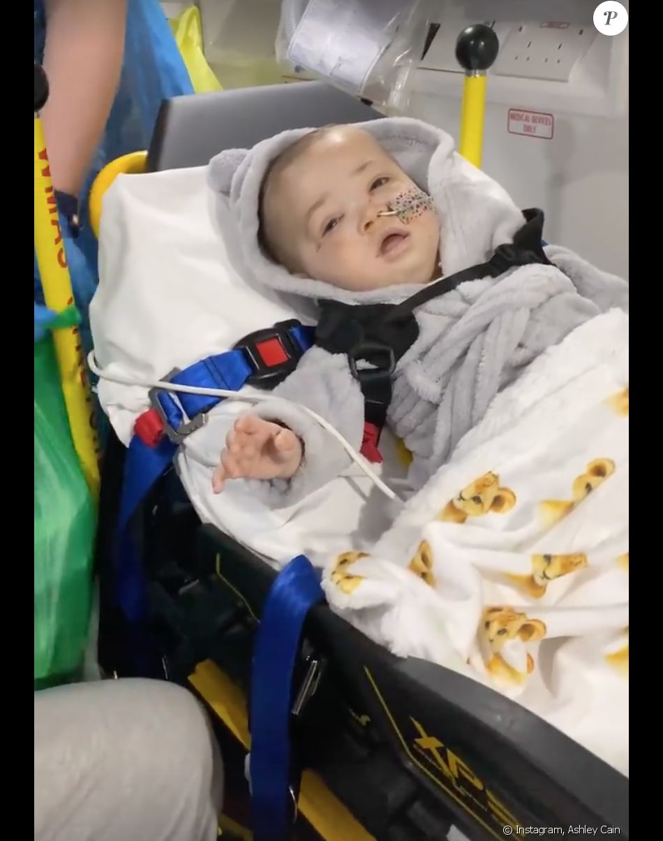 Azaylia, la fille d'Ashley Cain et sa compagne Safiyya, a été emmenée d'urgence à l'hôpital ce mardi 13 avril 2021.