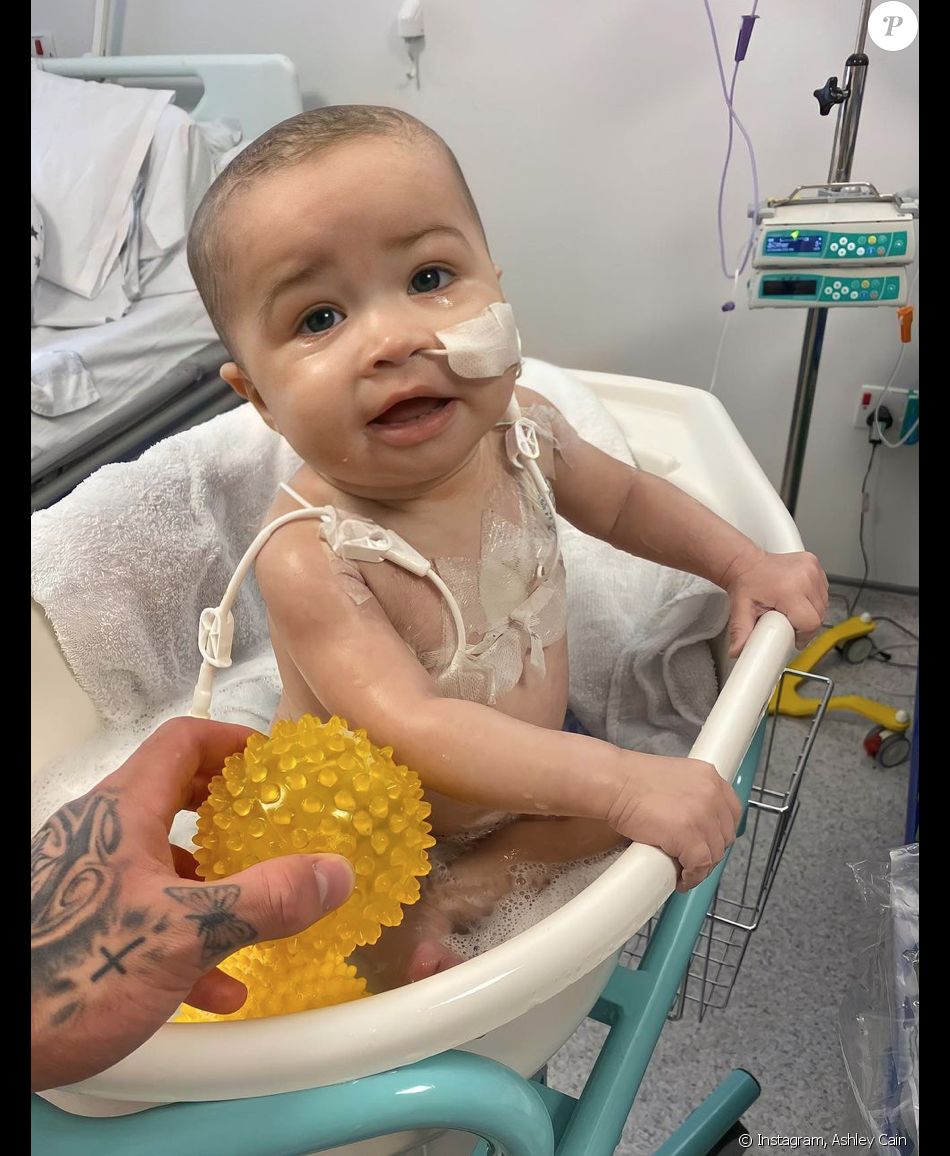 Azaylia, la fille d'Ashley Cain et sa compagne Safiyya, est soignée à l'hôpital pour enfants de Birmingham, en Angleterre. Avril 2021.