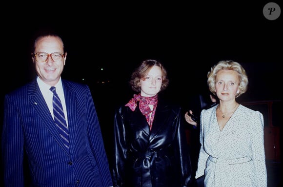 Jacques Chirac avec sa femme Bernadette et sa fille Claude lors d'une soirée.