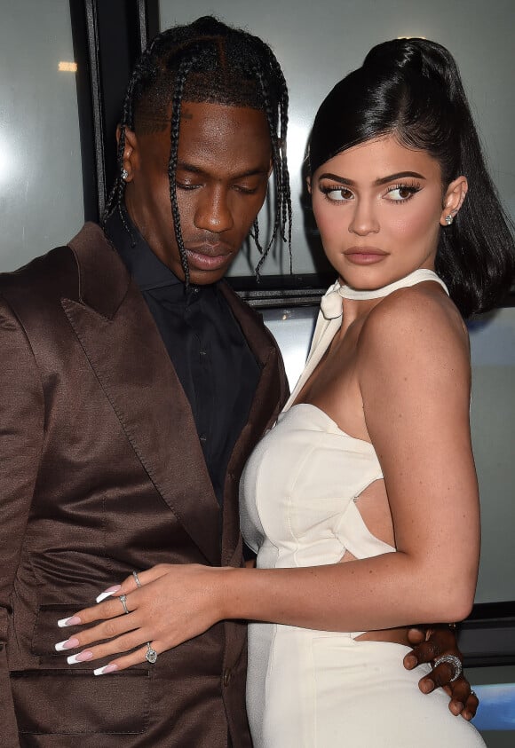 Travis Scott et Kylie Jenner, restés proches malgré leur rupture, se sont montrés tactiles et complices en boîte de nuit à Miami.