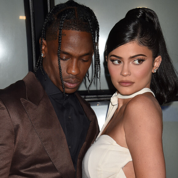 Travis Scott et Kylie Jenner, restés proches malgré leur rupture, se sont montrés tactiles et complices en boîte de nuit à Miami.