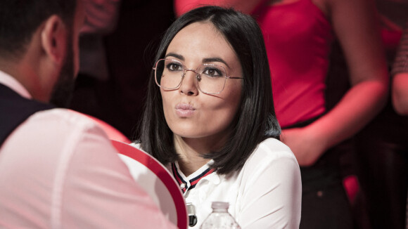 Agathe Auproux sans lunettes avec un look osé et très coloré : les internautes n'en reviennent pas