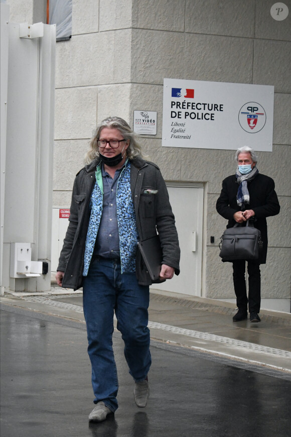 Pierre-Jean Chalençon sort de sa garde à vue avec son avocat, au 36, rue du Bastion à la police judiciaire à Paris, France, le 9 avril 2021.