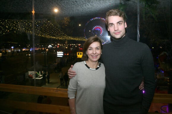 Carole Amiel avec son fils Valentin Montand lors de l'hommage à Yves Montand '' 25 ans déjà'' à la Grande Roue place de la Concorde à Paris, le 11 novembre 2016. © JLPPA/Bestimage