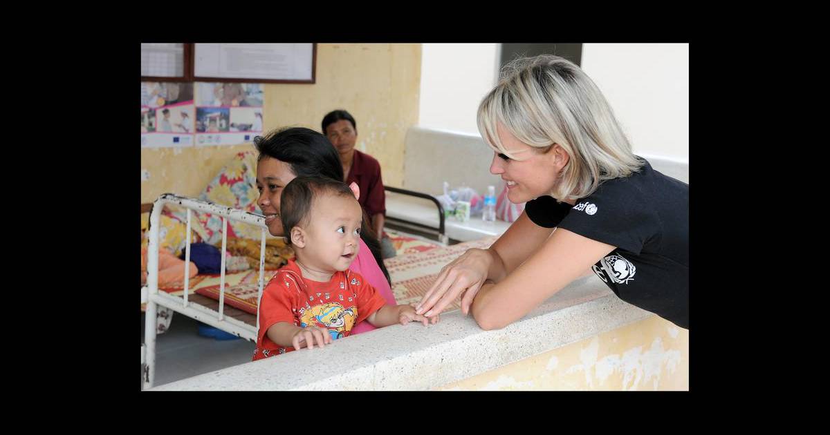 Laeticia Hallyday Bouleversee Par Ce Petit Garcon Au Cours De Sa Visite D Un Centre De Sante Lors De Son Voyage Au Cambodge Pour L Unicef Le 1er Octobre 2009 Purepeople
