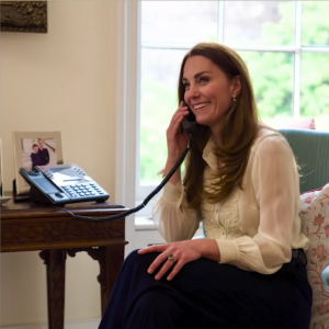 Extrait de l'échange téléphonique entre Kate Middleton et la jeune finaliste du concours de photos "Hold Still", dévoilé sur la chaîne YouTube des Cambridge.