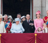 Camilla Parker Bowles, duchesse de Cornouailles, le prince Charles, prince de Galles, la princesse Eugenie d'York, la reine Elisabeth II d'Angleterre, la princesse Beatrice d'York, le prince Philip, duc d'Edimbourg, Catherine Kate Middleton , duchesse de Cambridge, la princesse Charlotte, le prince George et le prince William, duc de Cambridge - La famille royale d'Angleterre assiste à la parade "Trooping the colour" à Londres le 17 juin 2017.