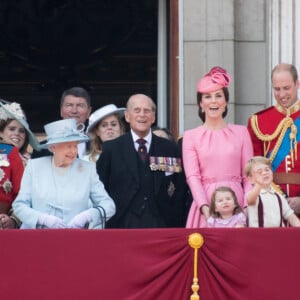 Camilla Parker Bowles, duchesse de Cornouailles, le prince Charles, prince de Galles, la princesse Eugenie d'York, la reine Elisabeth II d'Angleterre, la princesse Beatrice d'York, le prince Philip, duc d'Edimbourg, Catherine Kate Middleton , duchesse de Cambridge, la princesse Charlotte, le prince George et le prince William, duc de Cambridge - La famille royale d'Angleterre assiste à la parade "Trooping the colour" à Londres le 17 juin 2017.