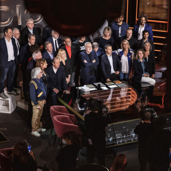 Exclusif - Luis Rego, Léa Salamé, Marc Fauvelle, Fabrice, Jacques vendroux, Yolaine de La Bigne, Christian Morin, Jean-jacques Bourdin, Jérome Garcin, André Torrent, Julie Leclerc, Pascal Praud, Julien Courbet, Jacques Mailhot, Laurent Ruquier, Georges Lang, Jean-Bernard Hebey, Yves Calvi, Marc-Olivier Fogiel, manu Levy, Maryse Gildas, Elodie Gossuin, Ali Rebeihi, Fred Musa, Pascale Clark, Sophie Garel, Matthieu Belliard, Maxime Veyrier - Backstage de l'enregistrement de l'émission "On Est En Direct" (OEED), Spéciale 100 ans de la radio, présentée par L.Ruquier, diffusée sur France 2 le 8 mai © Jack Tribeca / Bestimage