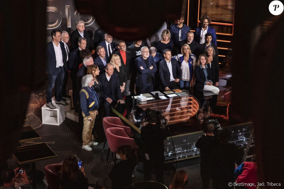 Exclusif - Luis Rego, Léa Salamé, Marc Fauvelle, Fabrice, Jacques vendroux, Yolaine de La Bigne, Christian Morin, Jean-jacques Bourdin, Jérome Garcin, André Torrent, Julie Leclerc, Pascal Praud, Julien Courbet, Jacques Mailhot, Laurent Ruquier, Georges Lang, Jean-Bernard Hebey, Yves Calvi, Marc-Olivier Fogiel, manu Levy, Maryse Gildas, Elodie Gossuin, Ali Rebeihi, Fred Musa, Pascale Clark, Sophie Garel, Matthieu Belliard, Maxime Veyrier - Backstage de l'enregistrement de l'émission "On Est En Direct" (OEED), Spéciale 100 ans de la radio, présentée par L.Ruquier, diffusée sur France 2 le 8 mai © Jack Tribeca / Bestimage
