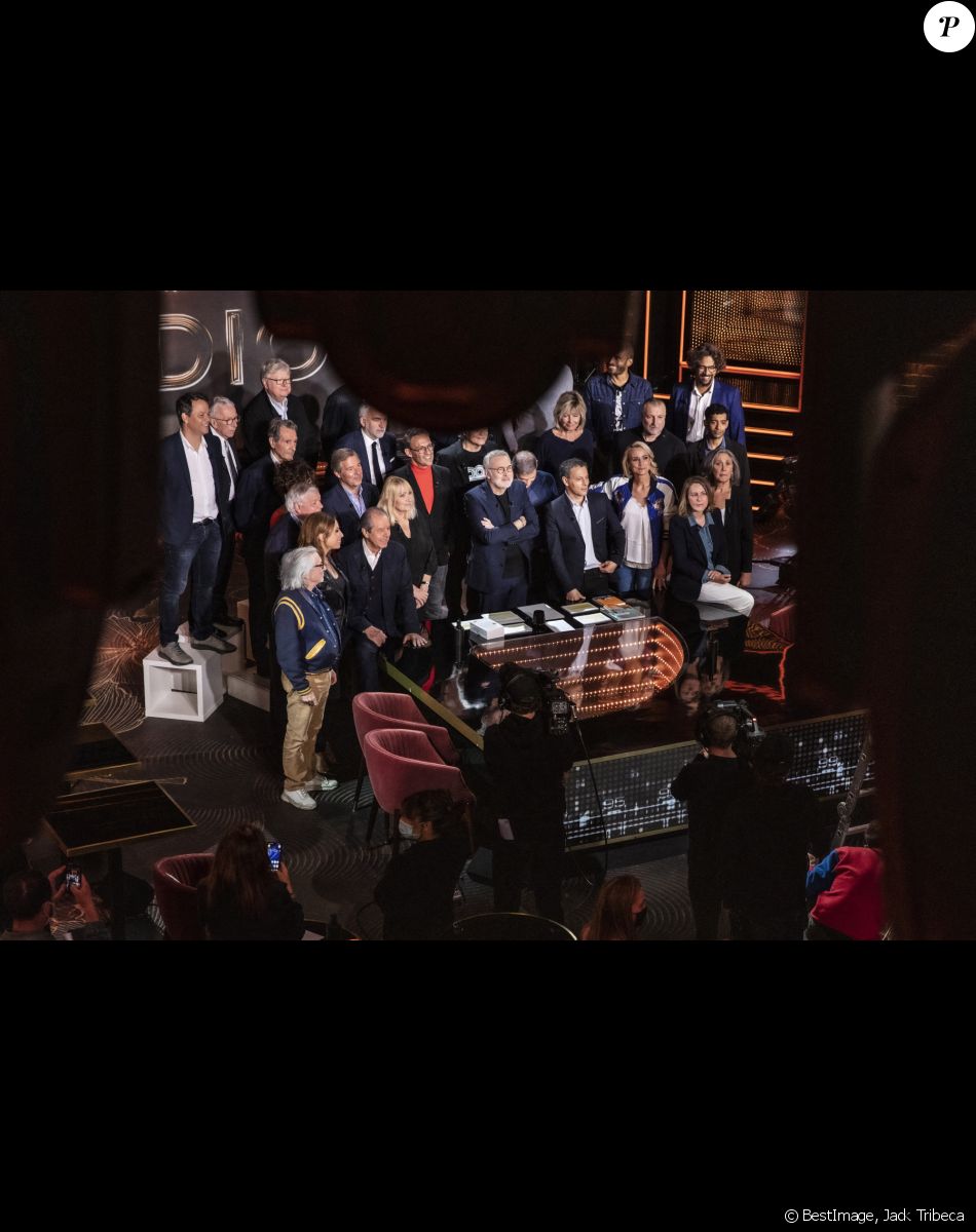 Exclusif - Luis Rego, Léa Salamé, Marc Fauvelle, Fabrice, Jacques vendroux, Yolaine de La Bigne, Christian Morin, Jean-jacques Bourdin, Jérome Garcin, André Torrent, Julie Leclerc, Pascal Praud, Julien Courbet, Jacques Mailhot, Laurent Ruquier, Georges Lang, Jean-Bernard Hebey, Yves Calvi, Marc-Olivier Fogiel, manu Levy, Maryse Gildas, Elodie Gossuin, Ali Rebeihi, Fred Musa, Pascale Clark, Sophie Garel, Matthieu Belliard, Maxime Veyrier - Backstage de l'enregistrement de l'émission "On Est En Direct" (OEED), Spéciale 100 ans de la radio, présentée par L.Ruquier, diffusée sur France 2 le 8 mai © Jack Tribeca / Bestimage