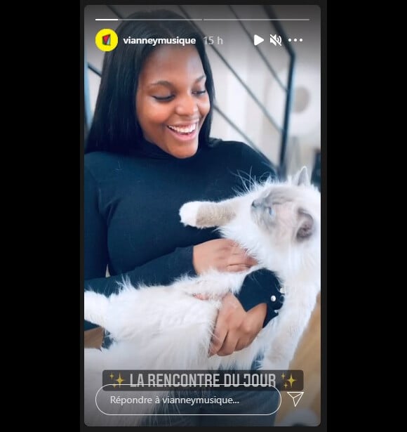 Mentissa rencontre les chats de Vianney. Instagram. Le 9 mai 2021.