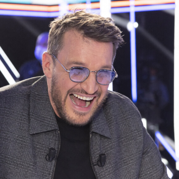 Exclusif - Benjamin Castaldi porte des lunettes, après son opération des yeux pour les "ouvrir" un peu plus - Enregistrement de l'émission "TPMP (Touche Pas à Mon Poste)", présentée par C.Hanouna et diffusée en direct sur C8 le 12 avril © Jack Tribeca / Bestimage