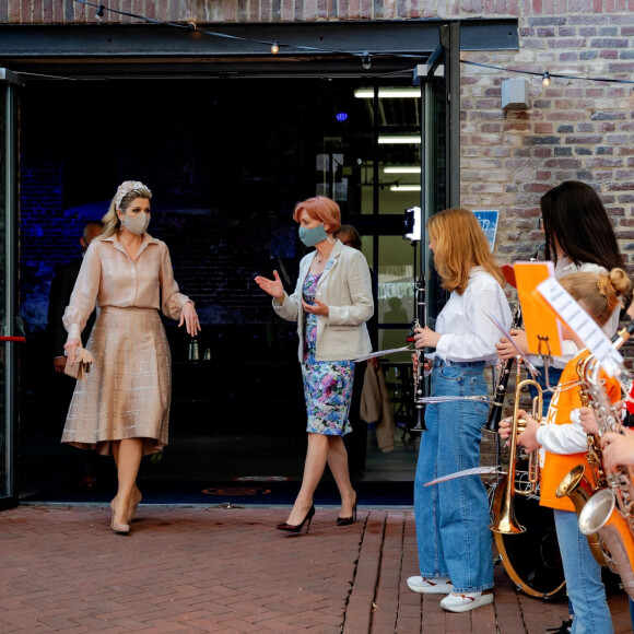 La reine Maxima des Pays-Bas assiste au concert de la fondation "More Music in the Classroom" à Roermond, le 11 mai 2021. Cette association vise à promouvoir l'éducation musicale à l'école primaire aux Pays-Bas.