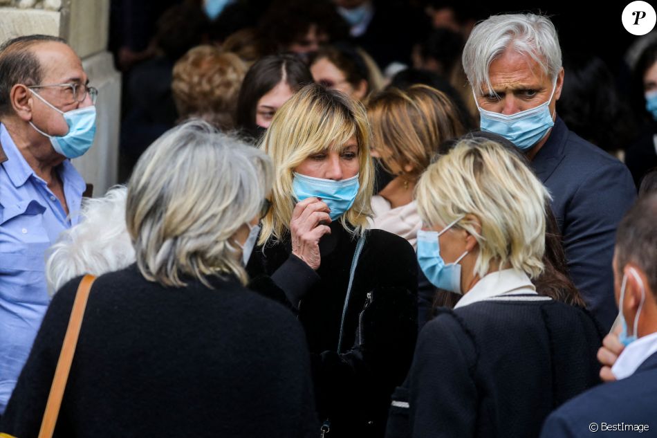 Mathilde Seigner et son compagnon Mathieu Petit, Jean-Luc Azoulay - Sorties des obsèques de Yves Rénier en l'église Saint-Pierre de Neuilly-sur-Seine, France, le 30 avril 2021.
