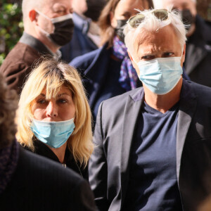 Mathilde Seigner et son compagnon Mathieu Petit - Arrivées aux obsèques de Yves Rénier en l'église Saint-Pierre de Neuilly-sur-Seine.