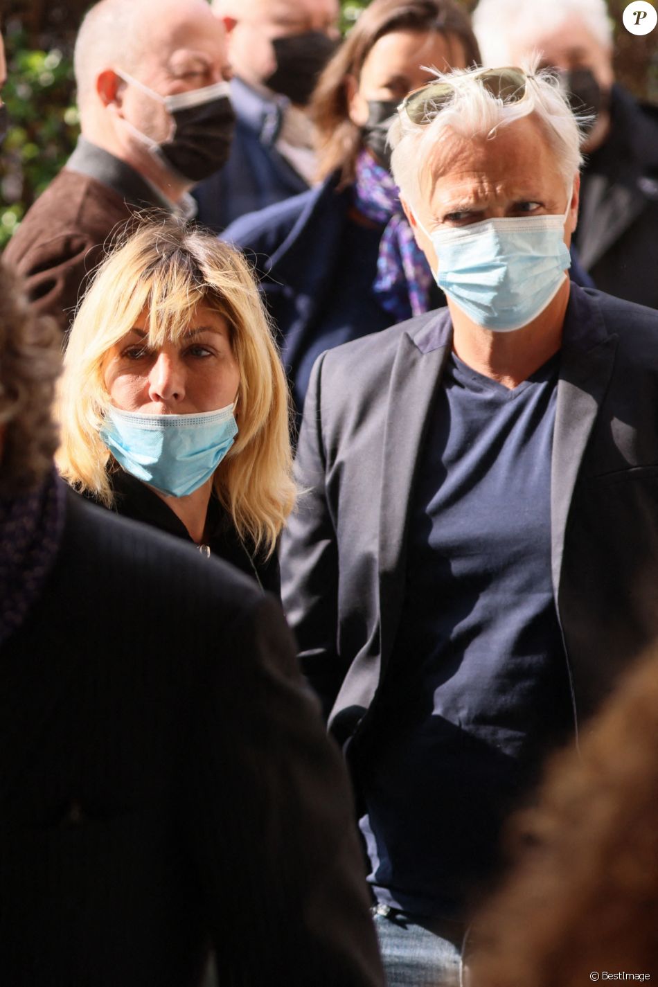 Mathilde Seigner et son compagnon Mathieu Petit - Arrivées aux obsèques de Yves Rénier en l'église Saint-Pierre de Neuilly-sur-Seine.