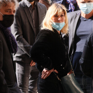 Farid Lahouassa, César Angeli, Mathilde Seigner et son compagnon Mathieu Petit - Arrivées aux obsèques de Yves Rénier en l'église Saint-Pierre de Neuilly-sur-Seine. Le 30 avril 2021