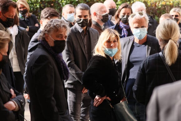 Farid Lahouassa, César Angeli, Mathilde Seigner et son compagnon Mathieu Petit - Arrivées aux obsèques de Yves Rénier en l'église Saint-Pierre de Neuilly-sur-Seine. Le 30 avril 2021