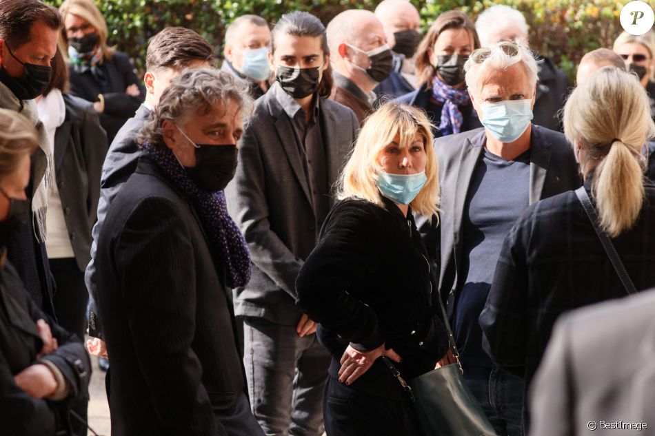 Farid Lahouassa, César Angeli, Mathilde Seigner et son compagnon Mathieu Petit - Arrivées aux obsèques de Yves Rénier en l'église Saint-Pierre de Neuilly-sur-Seine. Le 30 avril 2021