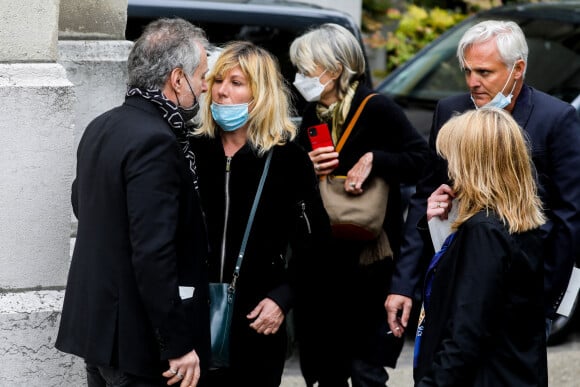 Laurent Olmedo, Mathilde Seigner et Mathieu Petit - Sorties des obsèques de Yves Rénier en l'église Saint-Pierre de Neuilly-sur-Seine, France, le 30 avril 2021.