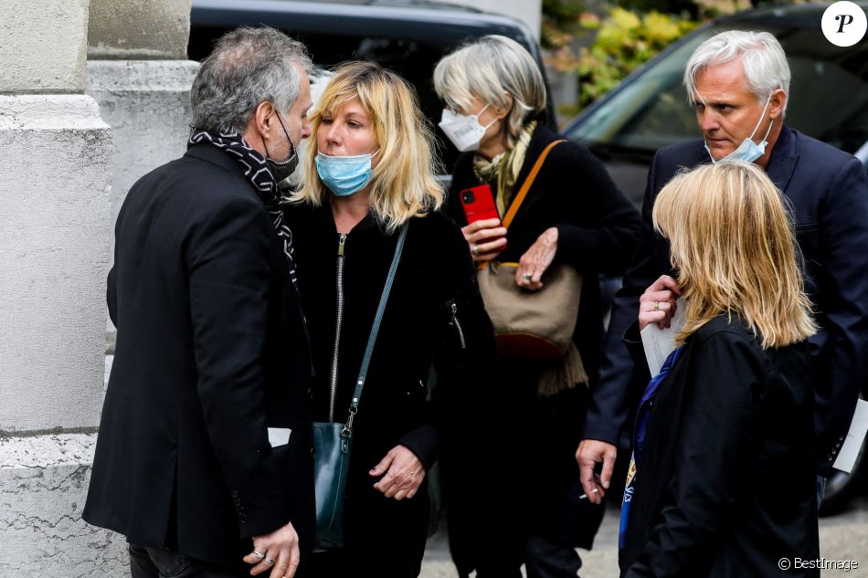 Laurent Olmedo, Mathilde Seigner et Mathieu Petit - Sorties des obsèques de Yves Rénier en l'église Saint-Pierre de Neuilly-sur-Seine, France, le 30 avril 2021.