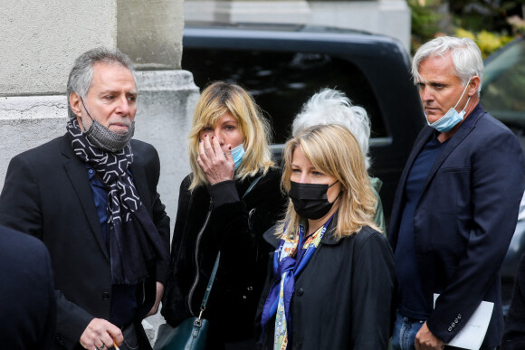 Laurent Olmedo et sa compagne Marion, Mathilde Seigner et Mathieu Petit - Sorties des obsèques de Yves Rénier en l'église Saint-Pierre de Neuilly-sur-Seine, France, le 30 avril 2021.