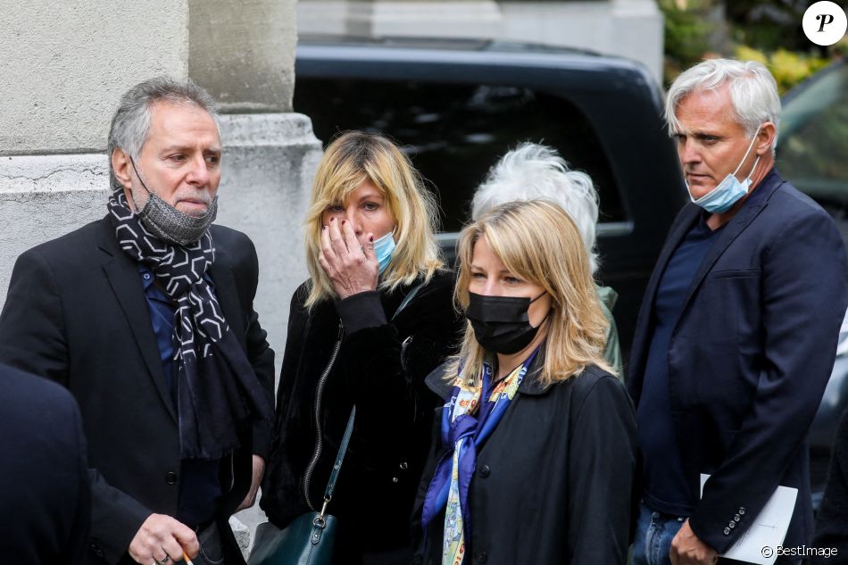 Laurent Olmedo et sa compagne Marion, Mathilde Seigner et Mathieu Petit - Sorties des obsèques de Yves Rénier en l'église Saint-Pierre de Neuilly-sur-Seine, France, le 30 avril 2021.