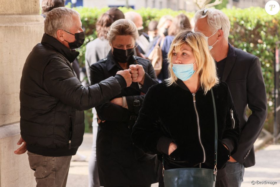 Guest, Mathilde Seigner et son compagnon Mathieu Petit - Arrivées aux obsèques de Yves Rénier en l'église Saint-Pierre de Neuilly-sur-Seine. Le 30 avril 2021