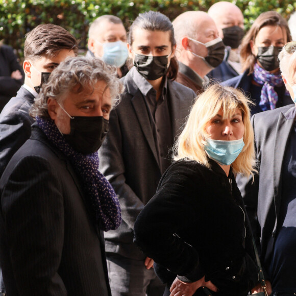 Farid Lahouassa, César Angeli, Mathilde Seigner et son compagnon Mathieu Petit - Arrivées aux obsèques de Yves Rénier en l'église Saint-Pierre de Neuilly-sur-Seine. Le 30 avril 2021